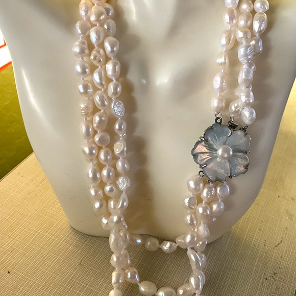 Beautiful 3 rows natural white cultured Baroque beads MOP silver flower clasp - Picture 4 of 11